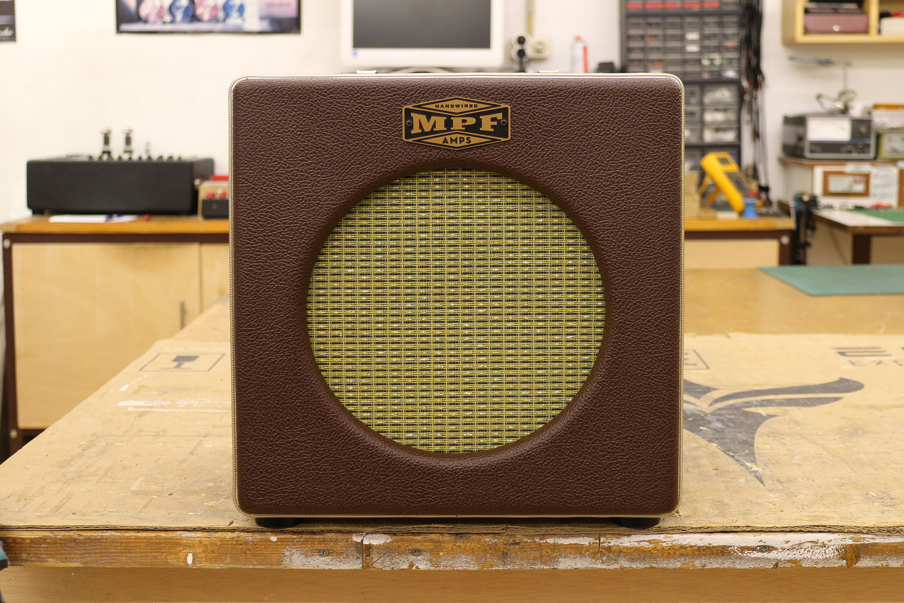mpf-amps-room-one-1x10-01